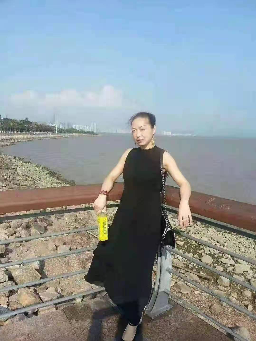 大胸风sao少妇